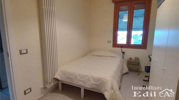 Rif. 105 AFFITTASI STANZA ALL INCLUSIVE IN APPARTAMENTO SIGNORILE  A MODENA VICINO CENTRO.